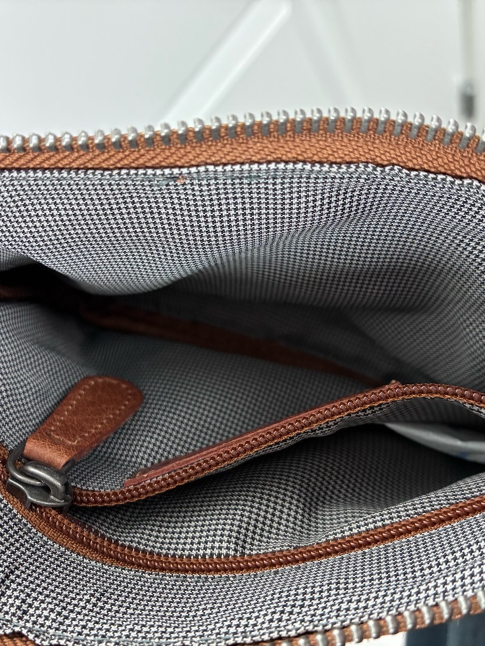 NWT Women’s Brown Leather-Trim Zip Pouch Belt Bag Travel - Picture 4 of 9
